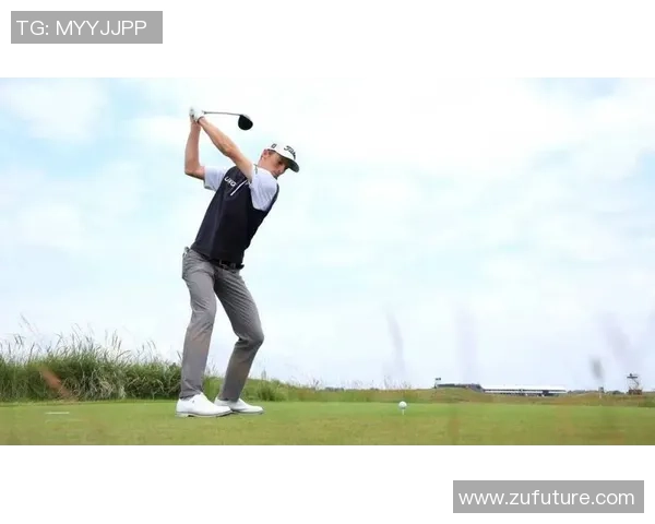 足球明星挥杆高尔夫场上展现风采与激情的完美结合